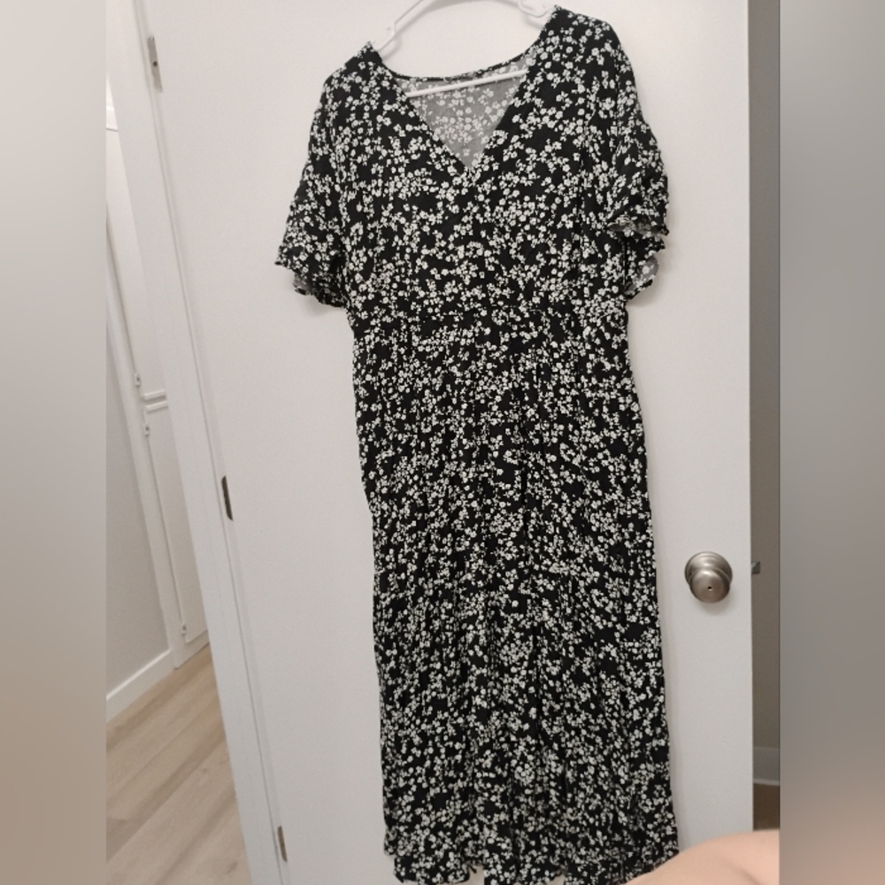 BloomChic Black and White Floral Midi Dress